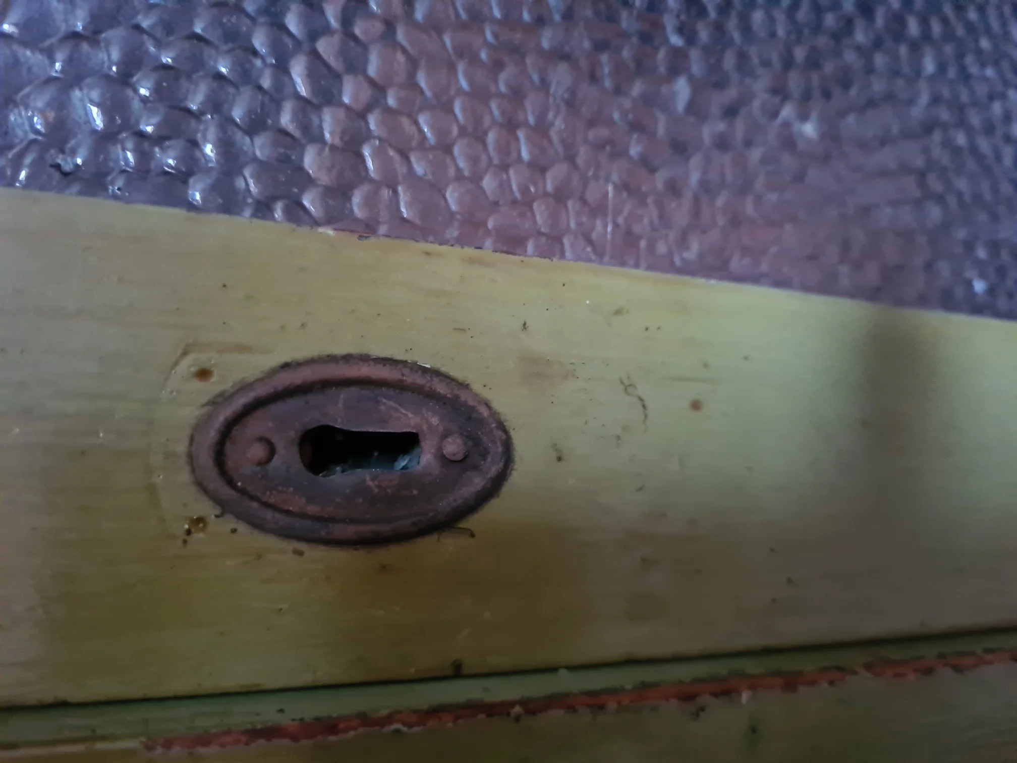 Beschlag mit leichtem abdruck des alten