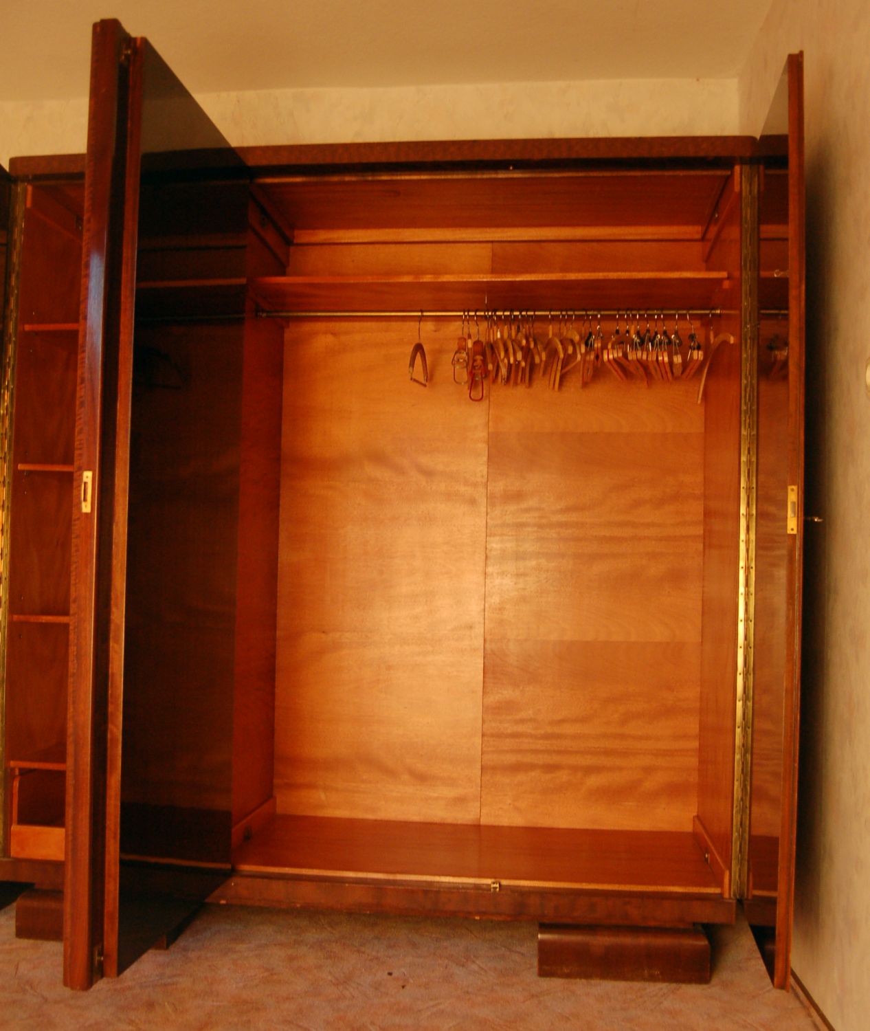 Schrank02.jpg