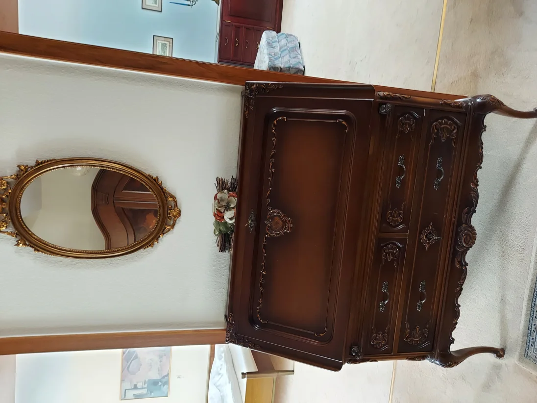 Sekretär mit Holzverzierungen.jpg