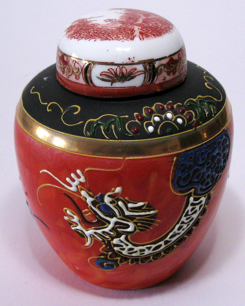 Porzellanvase_mit_Deckel_rot_01.jpg
