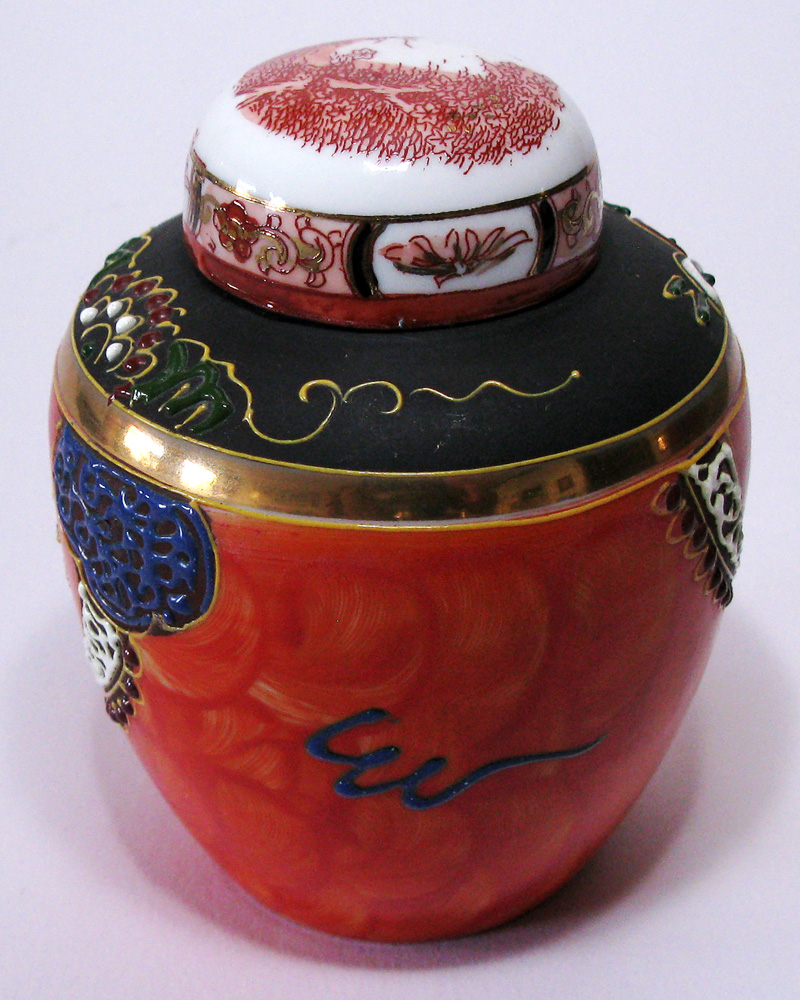 Porzellanvase_mit_Deckel_rot_02.jpg