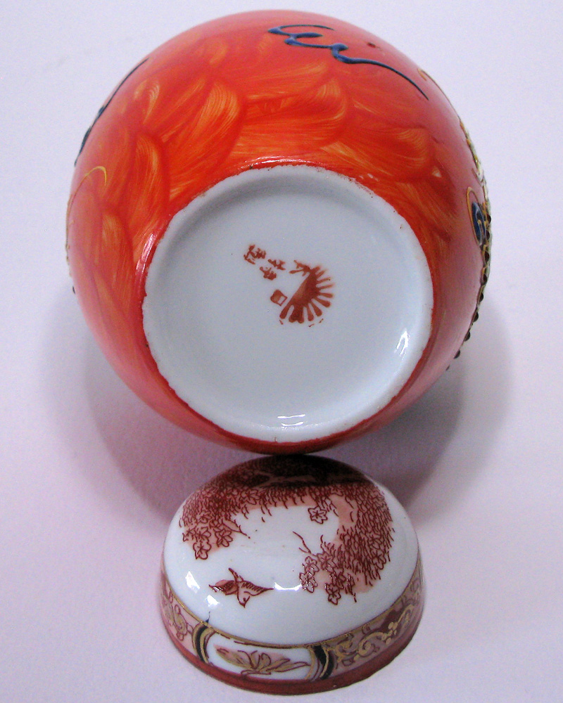 Porzellanvase_mit_Deckel_rot_03.jpg