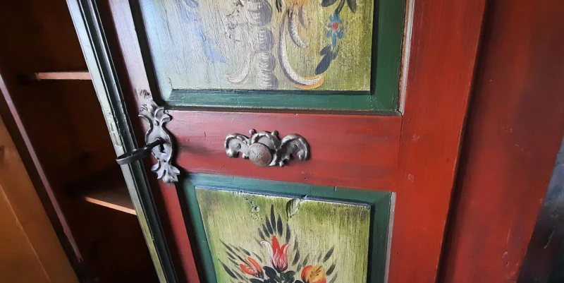 Schrank_Beschlag_rechts_01.jpeg