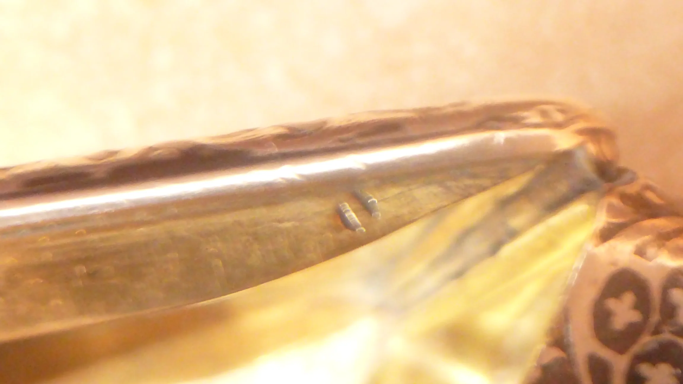 weitere Punze 2 cm daneben auch im Falz des Deckels