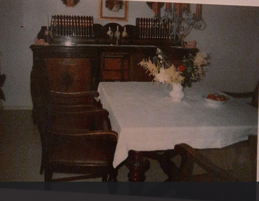 Schrank 2 und Tisch.jpg