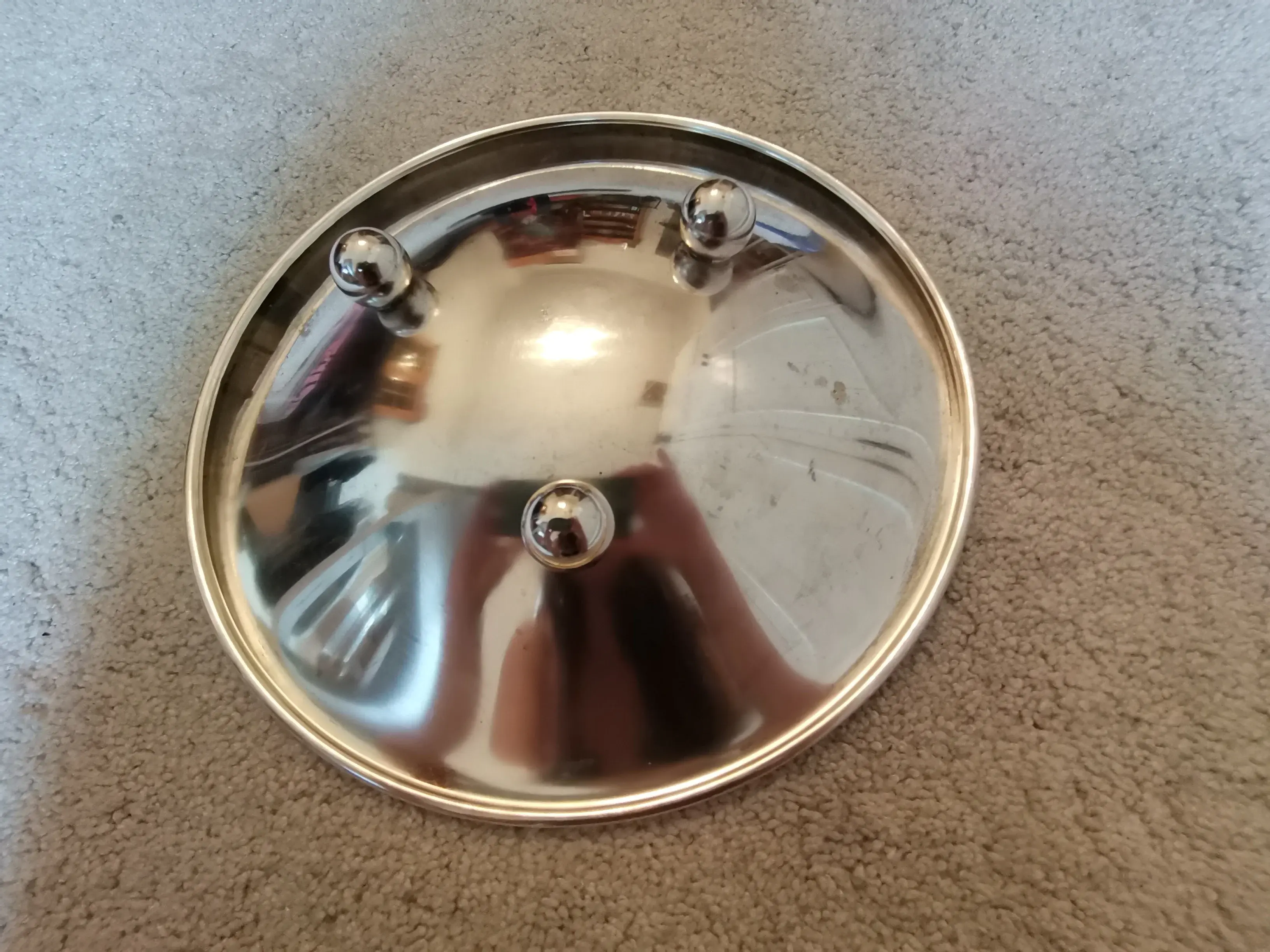 Schale von unten mit Kugelfüßen