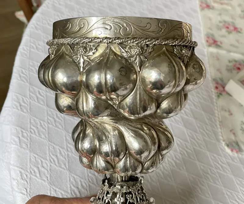 Buckelpokal_Kuppa_Seitenansicht.webp