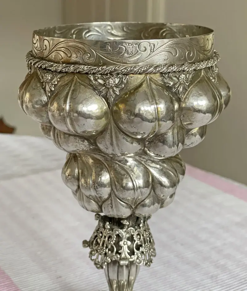 Buckelpokal_Kuppa_Seitenansicht2.webp