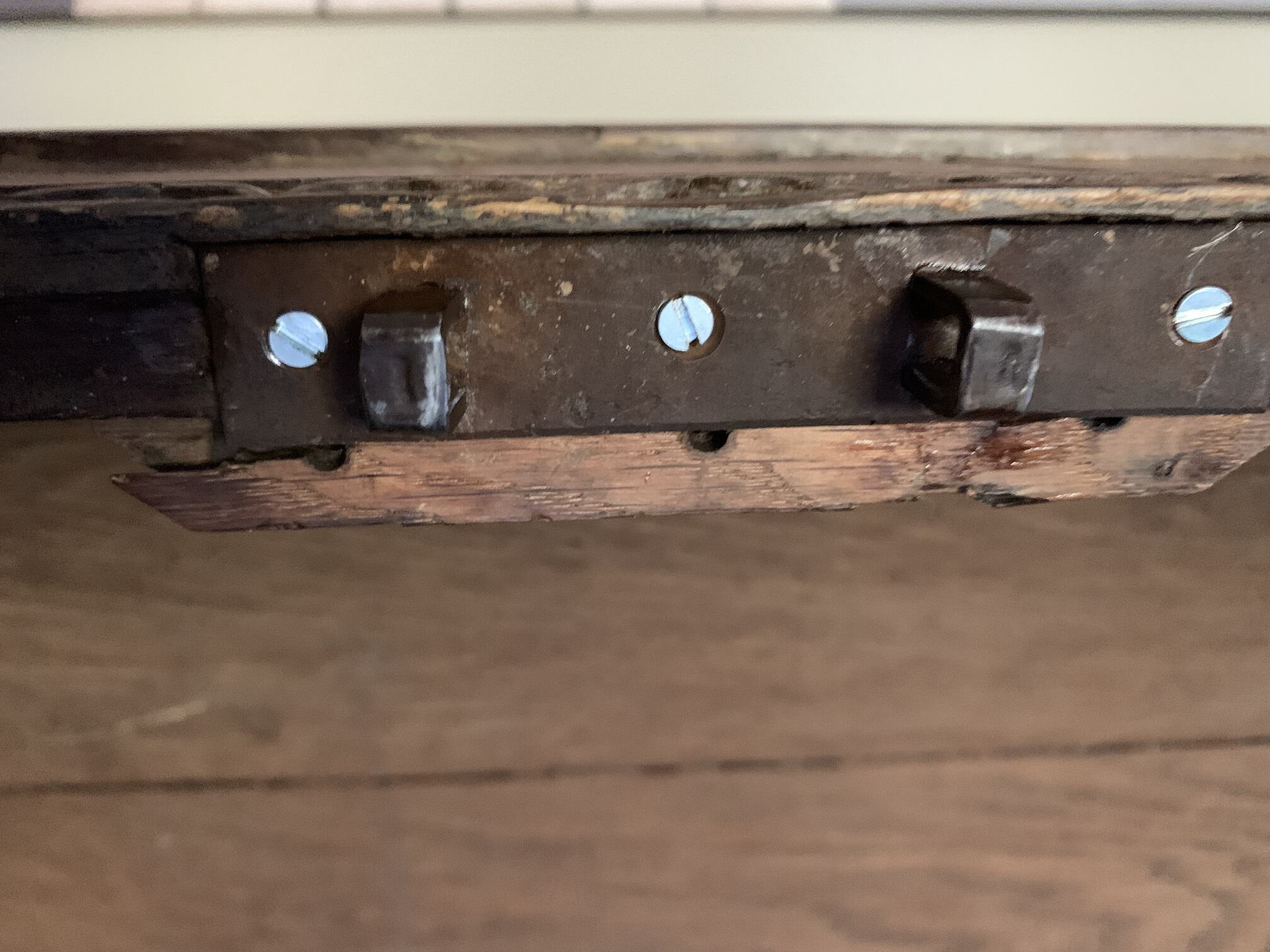 8_Holztruhe_Schloss_Detail.jpeg
