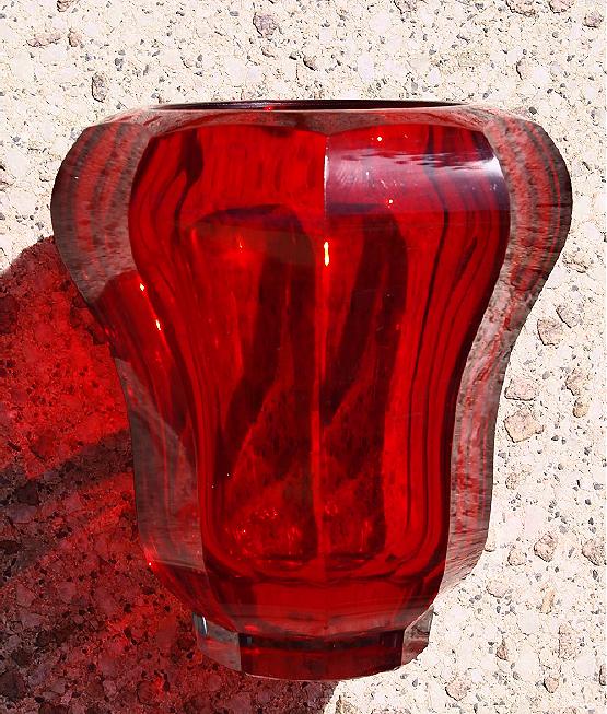 Die weißen Stellen sind Lichtreflexe, nicht etwa nicht mehr vorhandene rote Farbe. ; )
