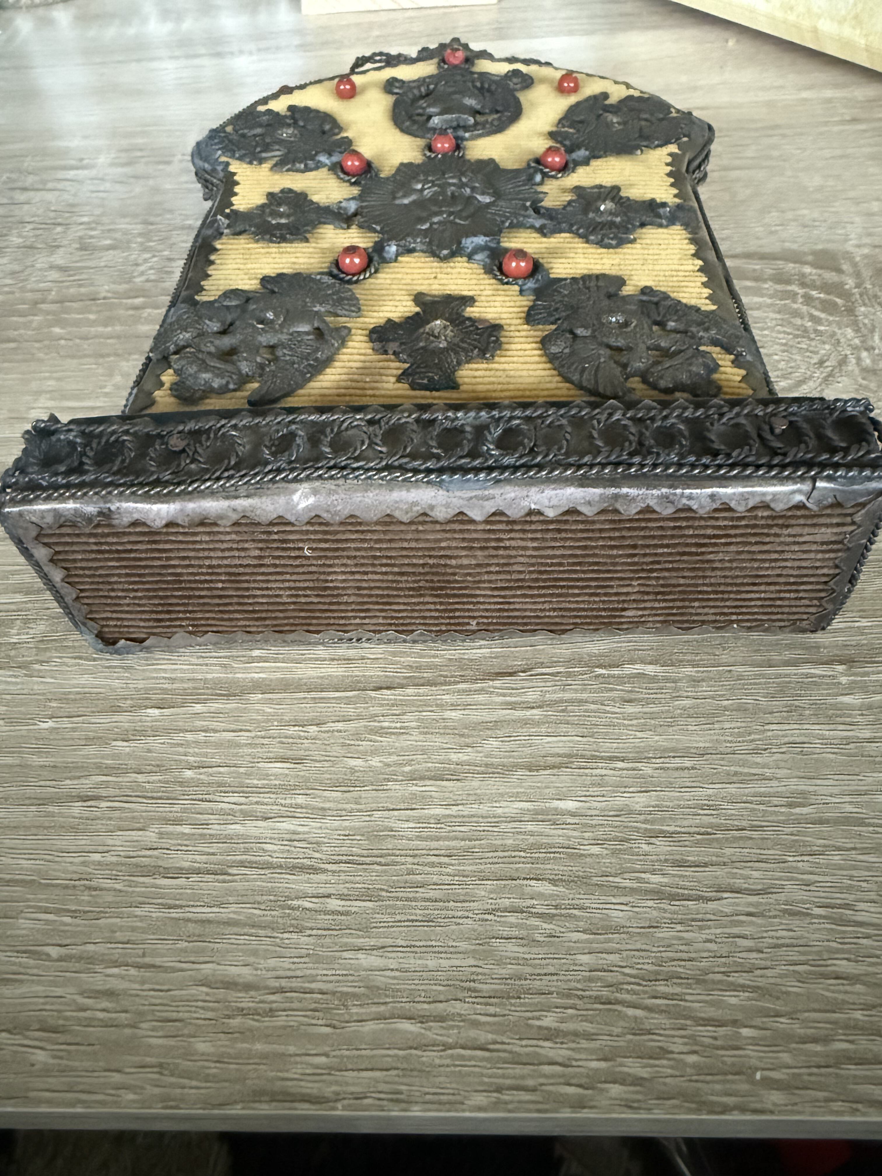 Untere Seite Metall und Stoff