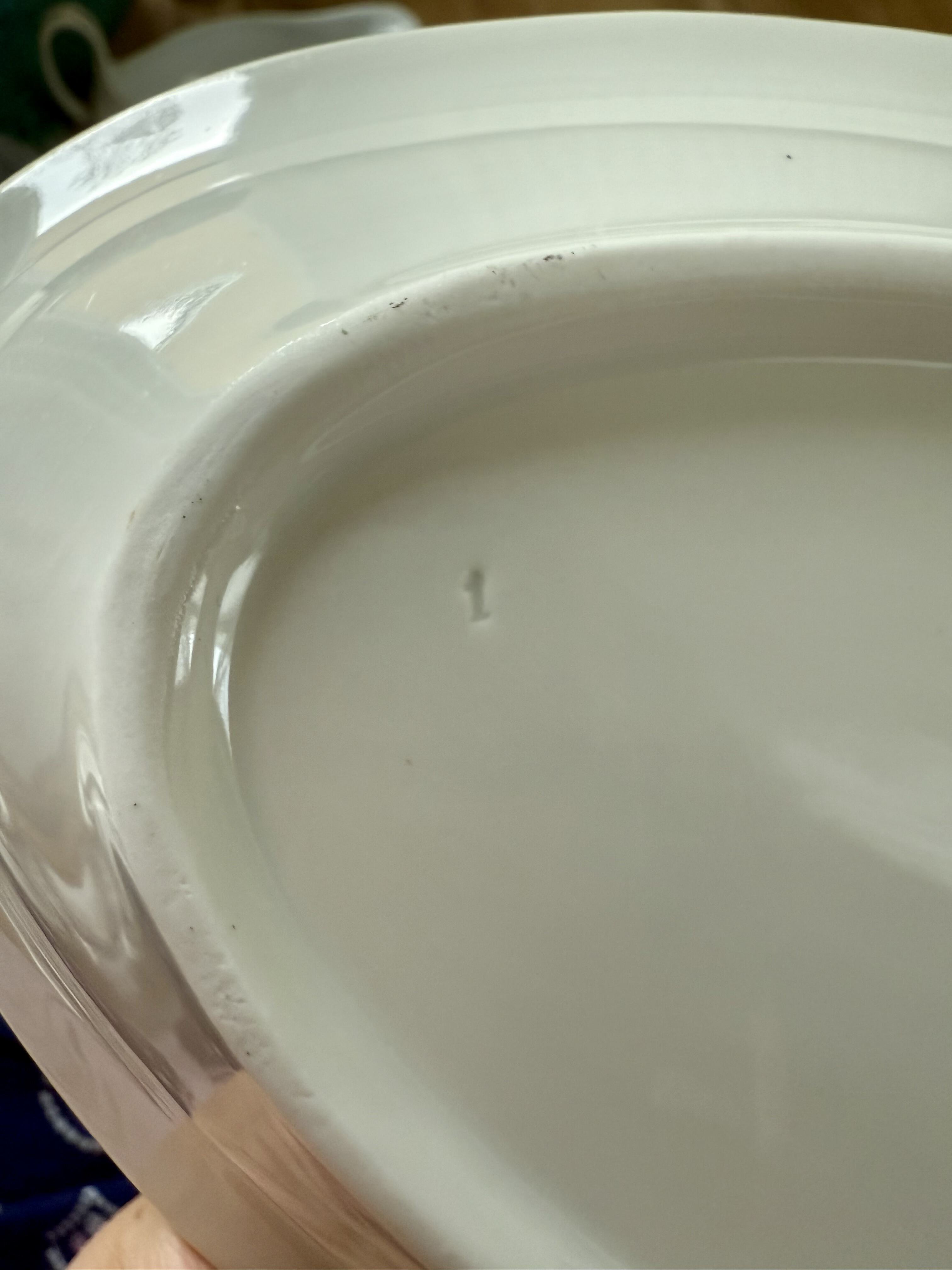 „1“ geprägt auf den kleinen ovalen Platten