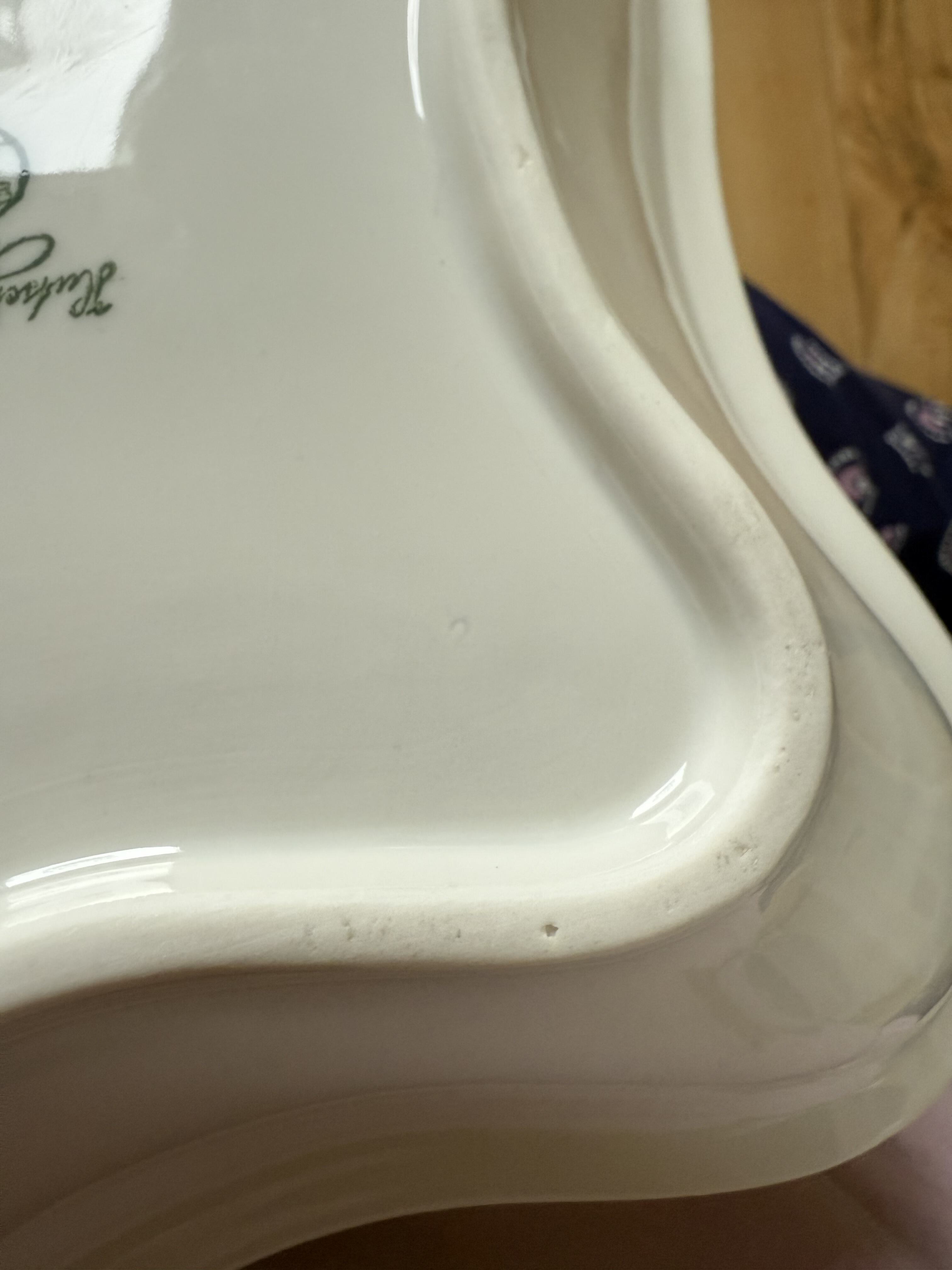 „2“ geprägt auf kleiner Schüssel