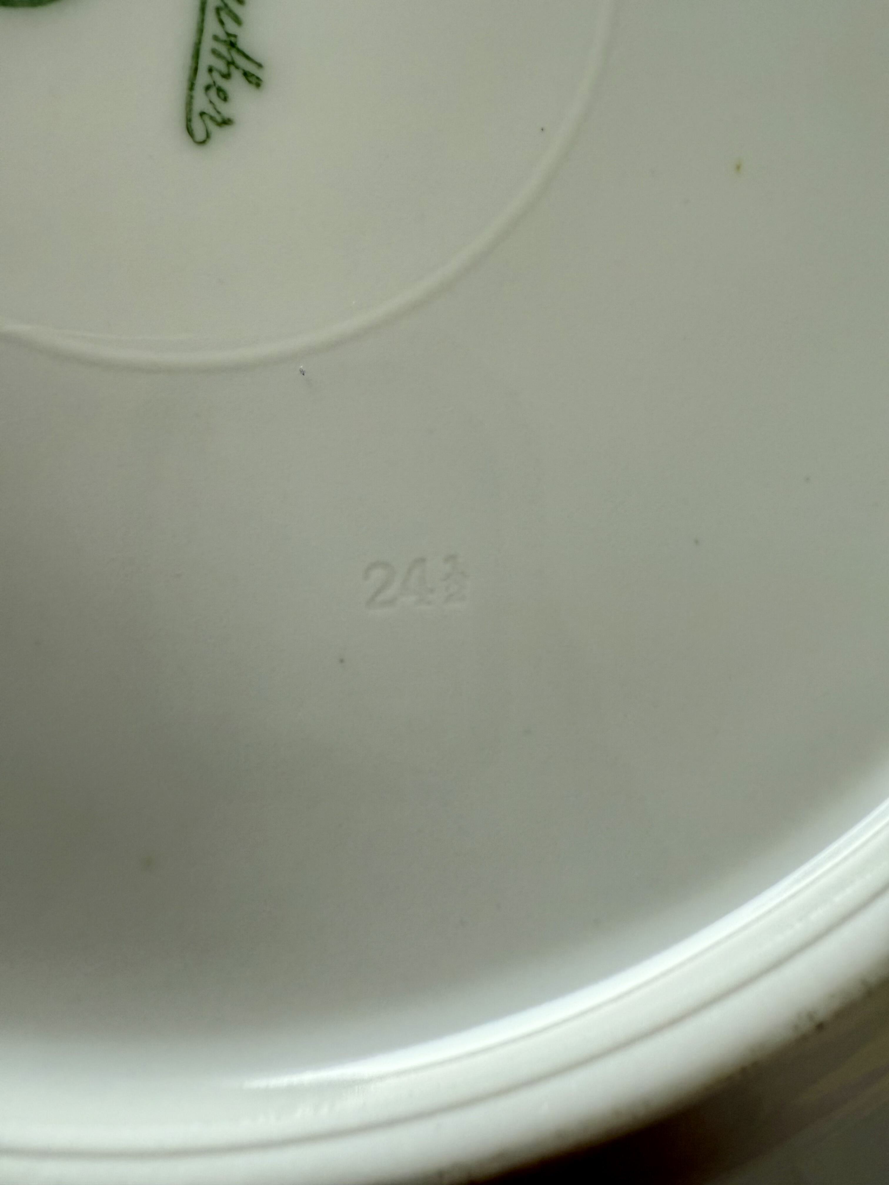 Suppenteller alle mit „24 1/2“ geprägt - aber mit Bruchstrich. Die Teller haben aber einen Durchmesser von 25cm, eher mehr