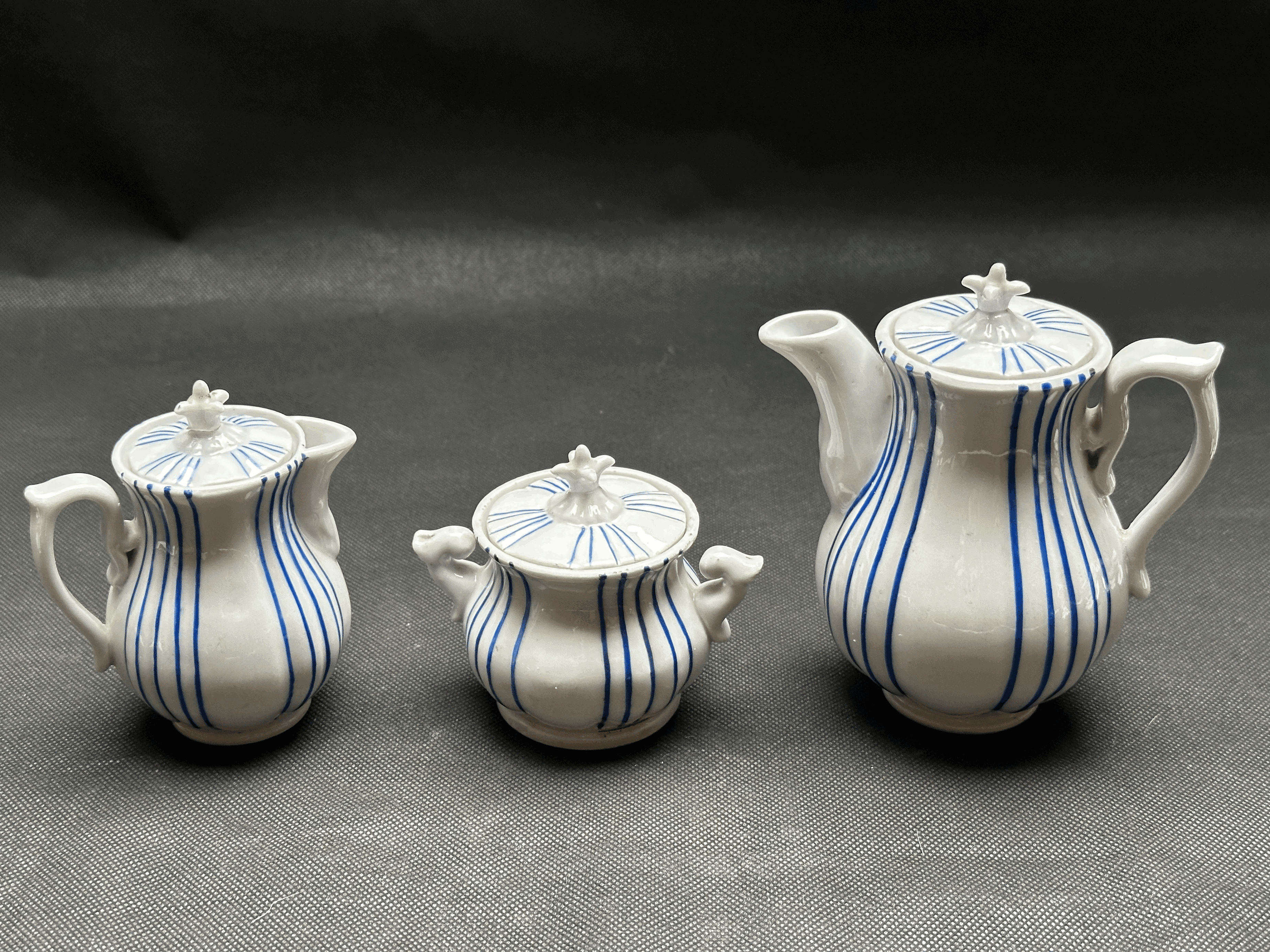 Zwei Kannen und kleine Dose