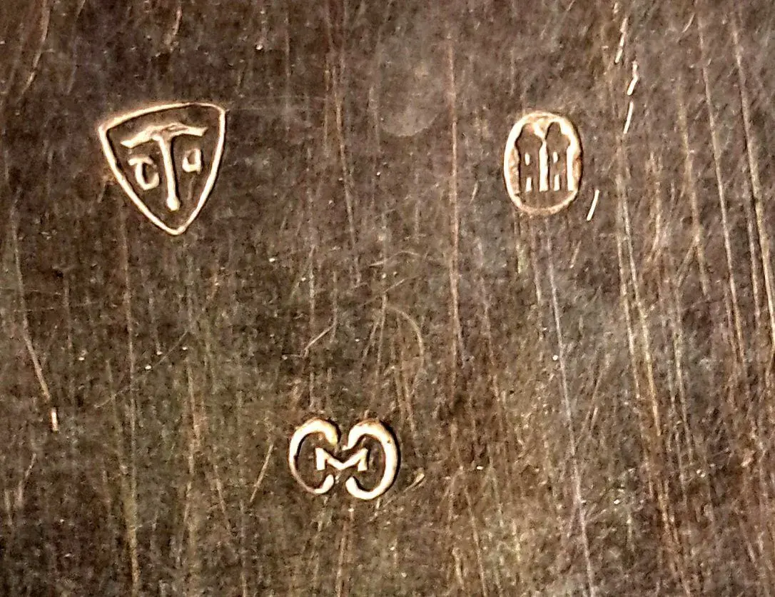 silberkrug-mit-interessanter-punzierung (1).webp