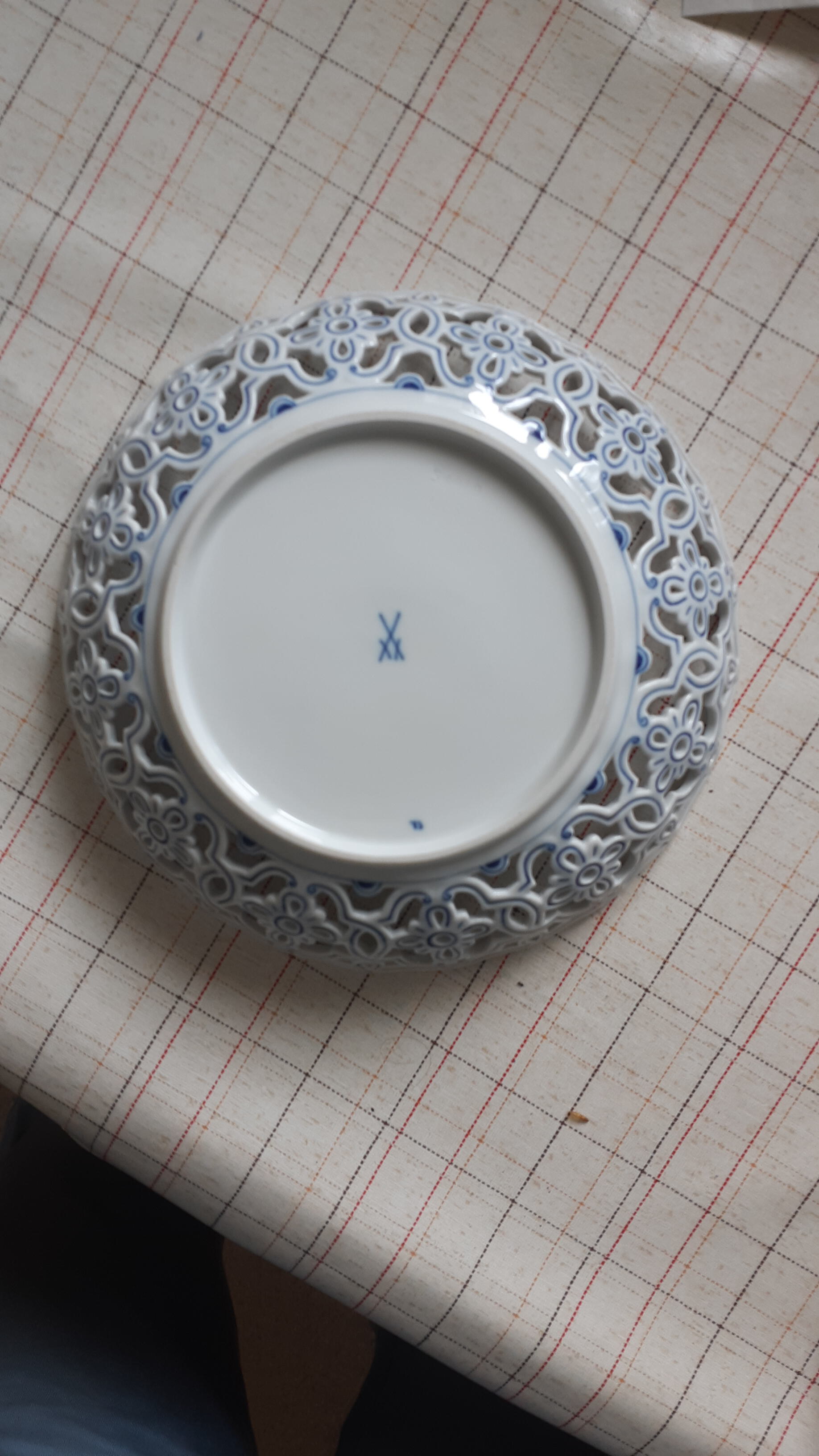 Durchbrochener Teller von unten