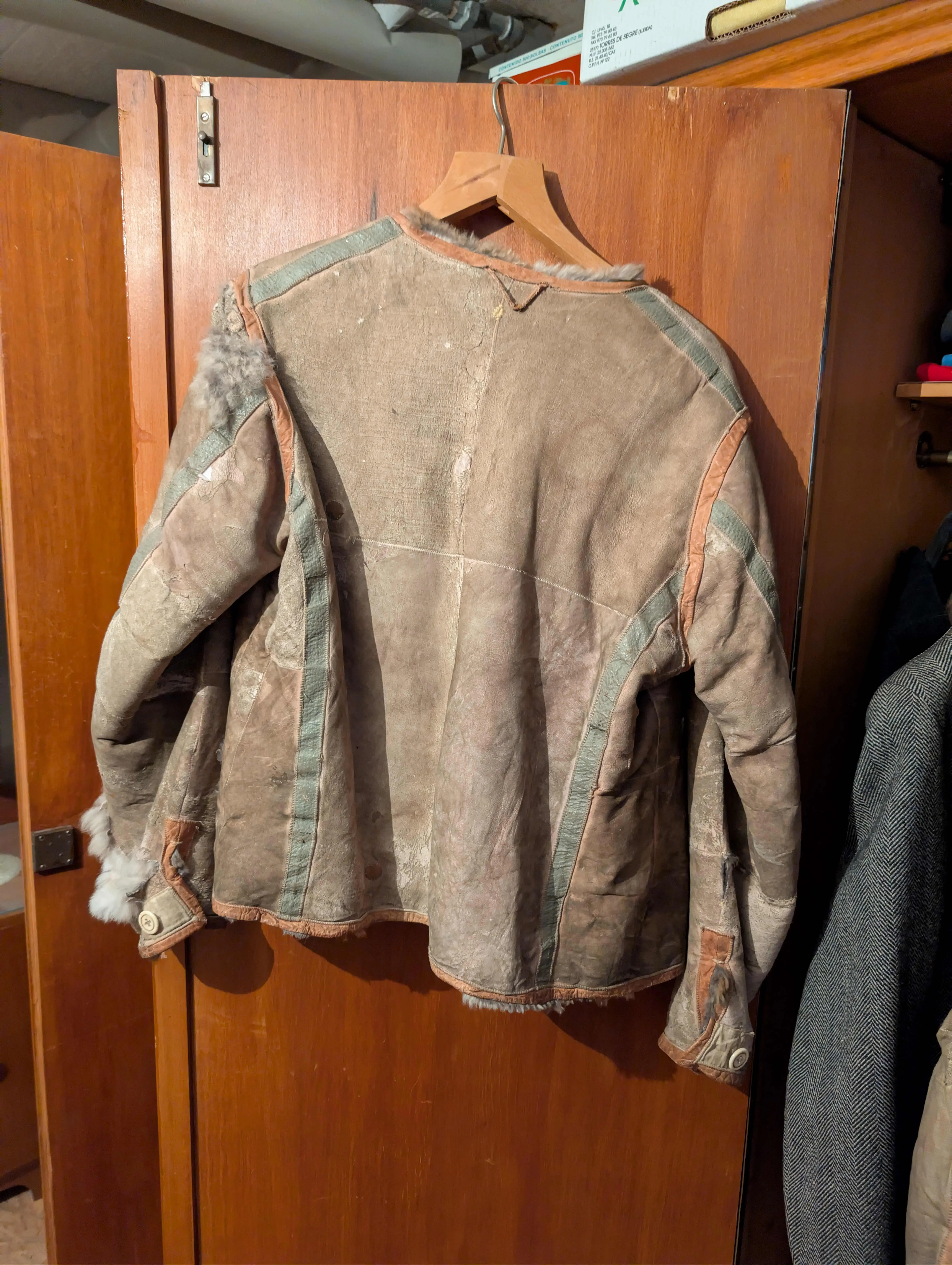 Felljacke von hinten.webp