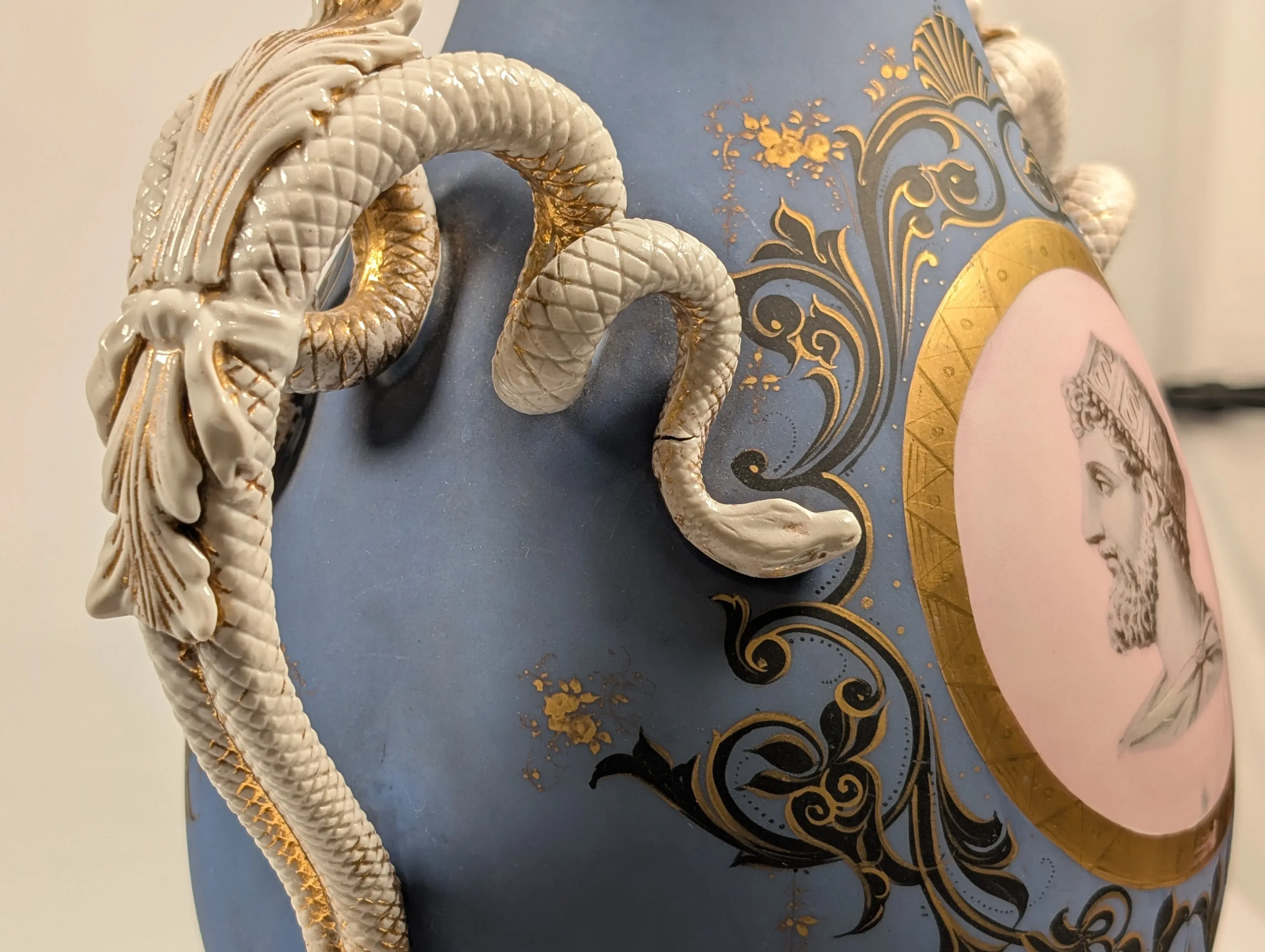 Schlangen-Henkel mit Riss