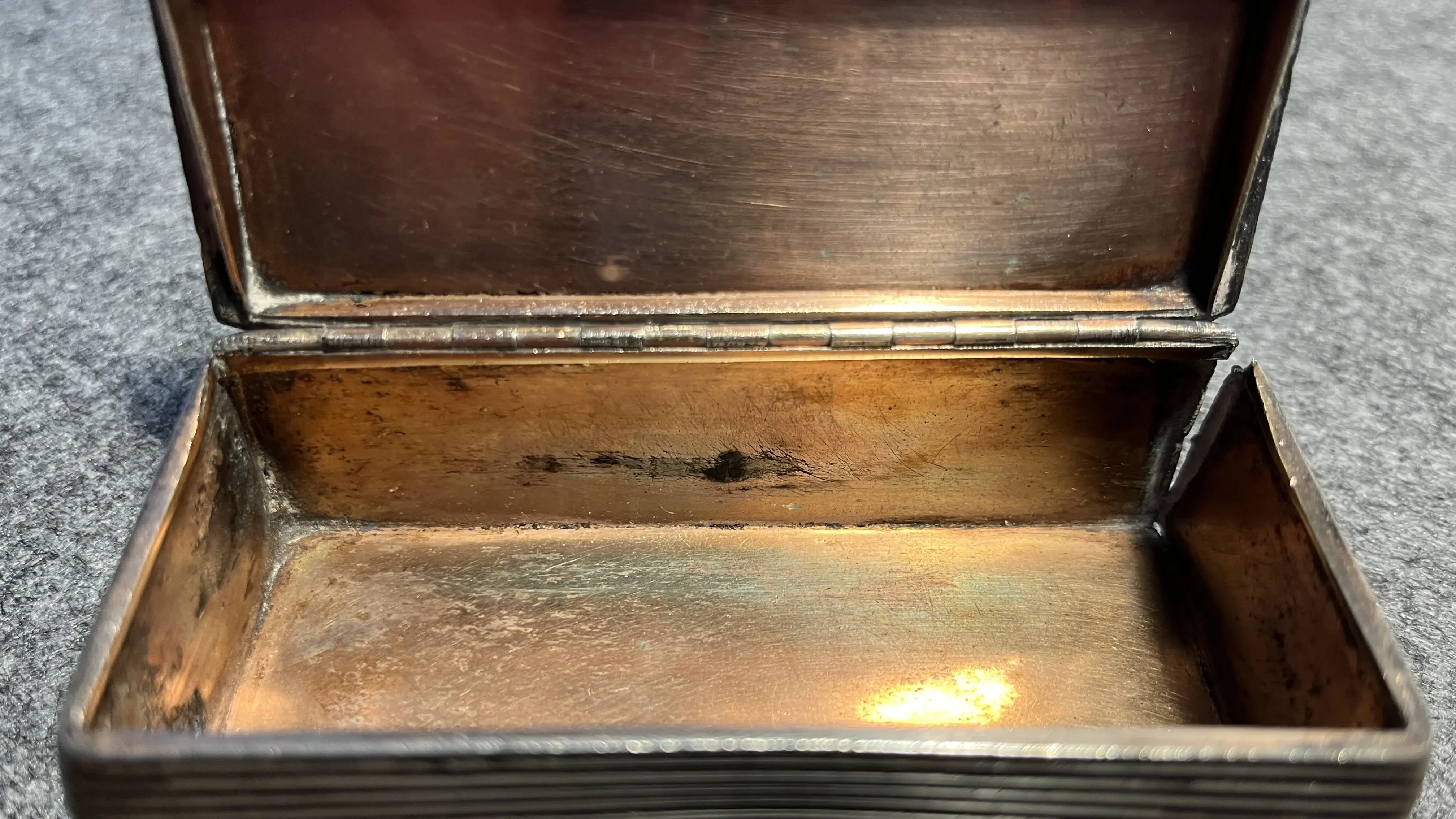 Silberdose 05 innen 02.webp