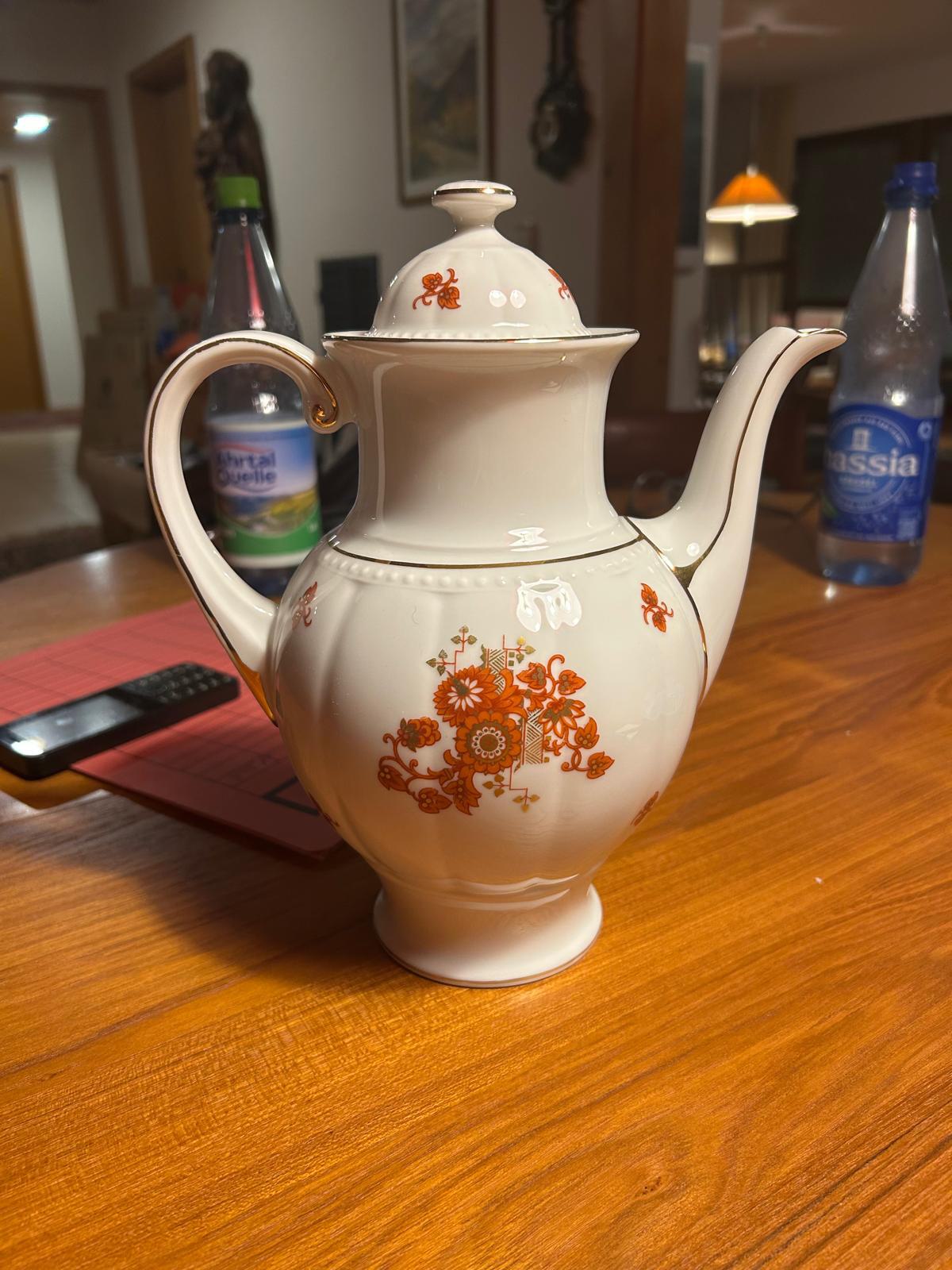 Kaffeekanne, orangenes Blumendekor und Goldlinien