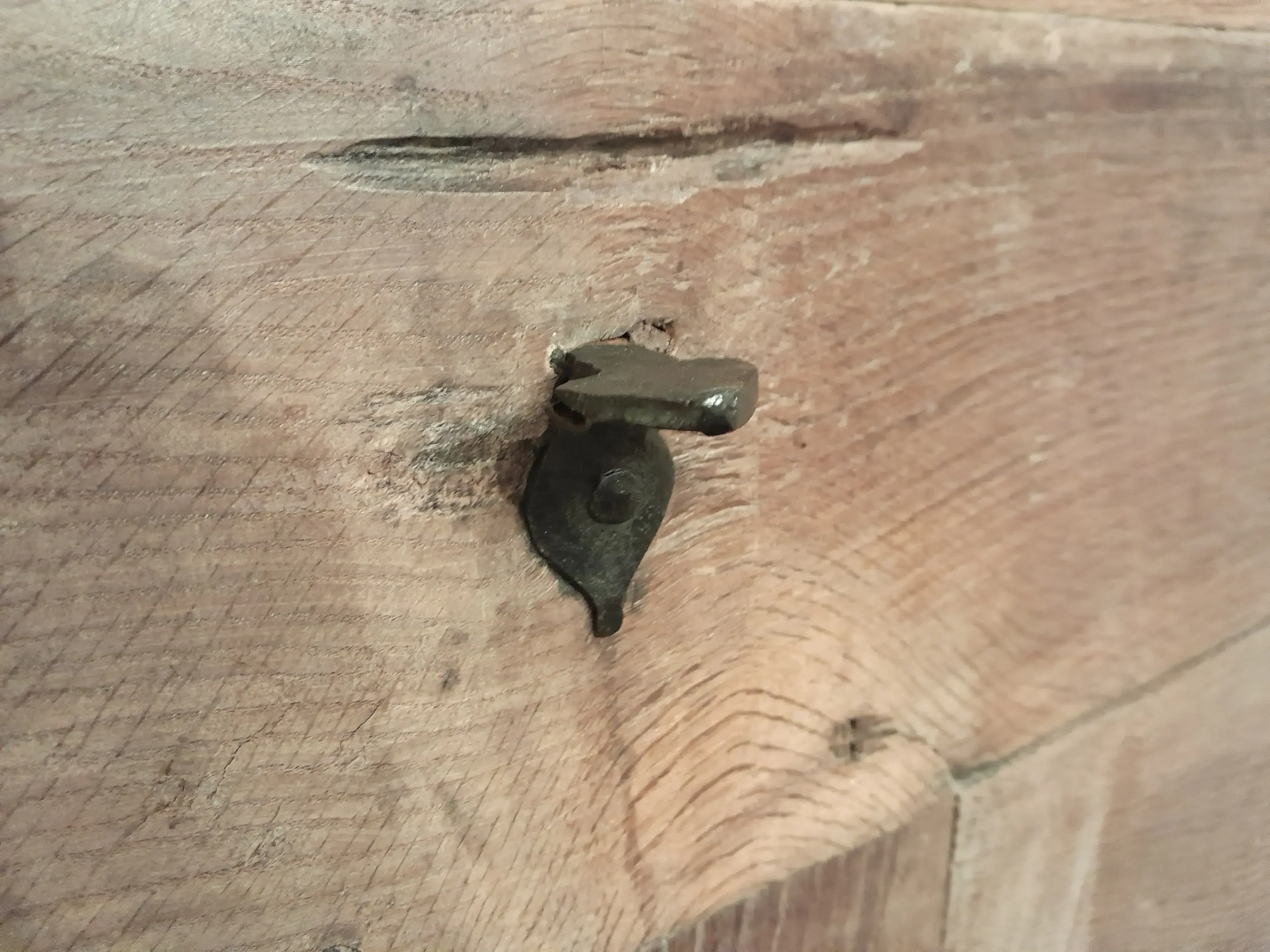 Beschlag im Deckel