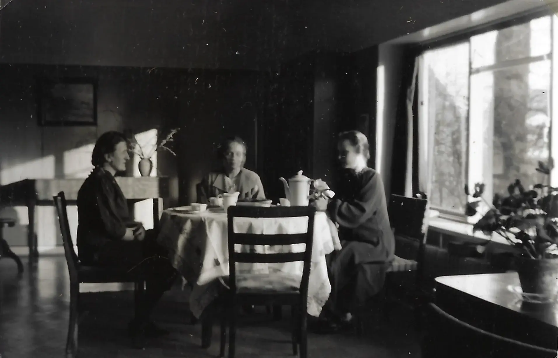 Kaffekranz bei Großmuttern 1942, mit "Fürstenberg Rheingold"