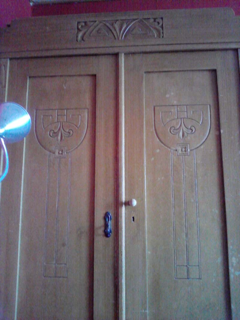 Der Schrank mit den fehlenden Beschlägen