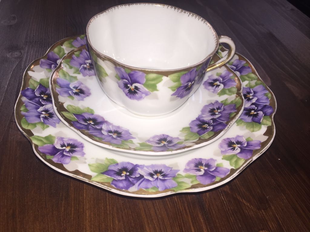 d1 / andere Tasse mit Tellern