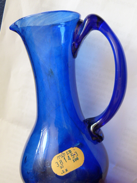 Glaskrug aus blauem Glas