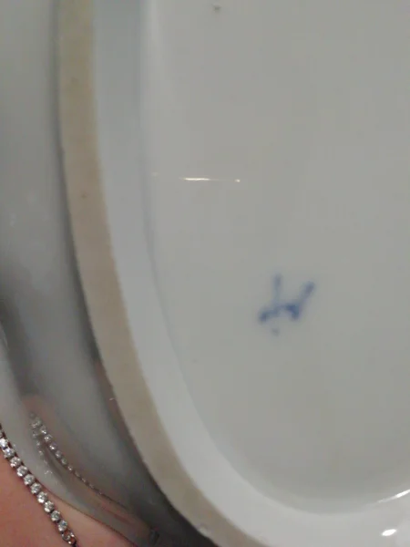 Hier ein  etwas besseres Foto (Stempel befindet sich m. E. unterhalb der Glasur)