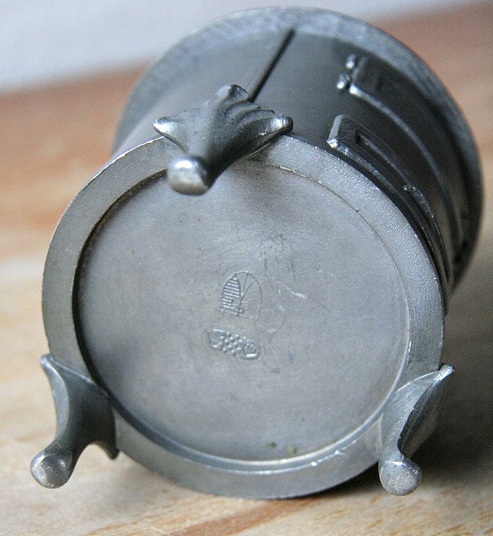 Von unten mit Stempel.