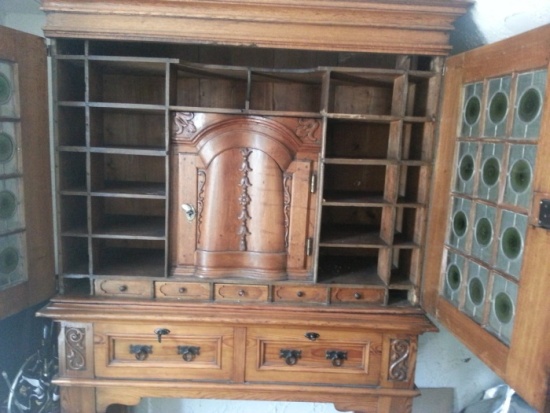 Die kleinen Fächer rechts und links gehen nicht bis hinten durch, sie sind nach hinten offen