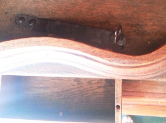 Metallfeder zur Zuhaltung der mittleren Schublade