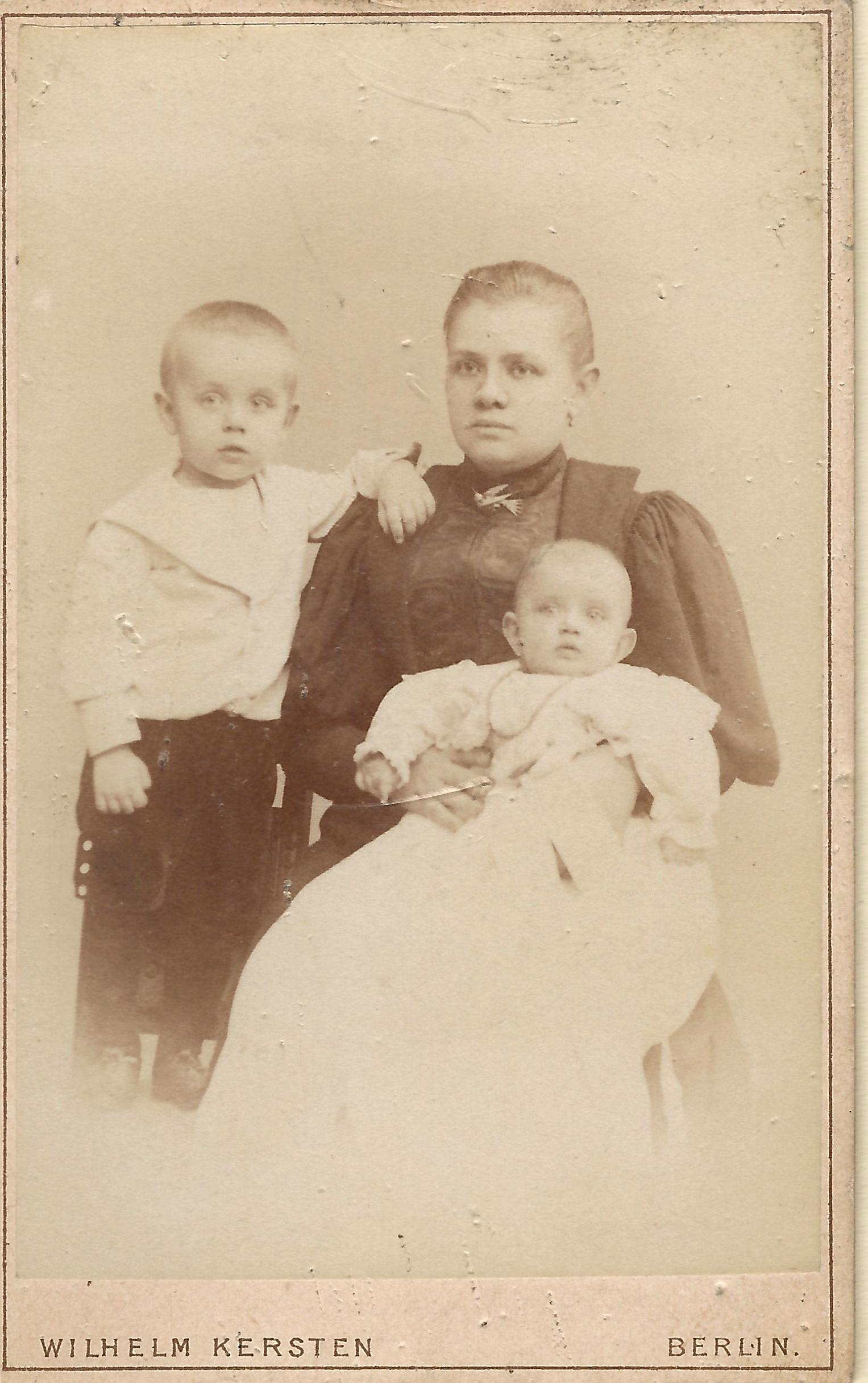Mathilde mit Kindern.jpg