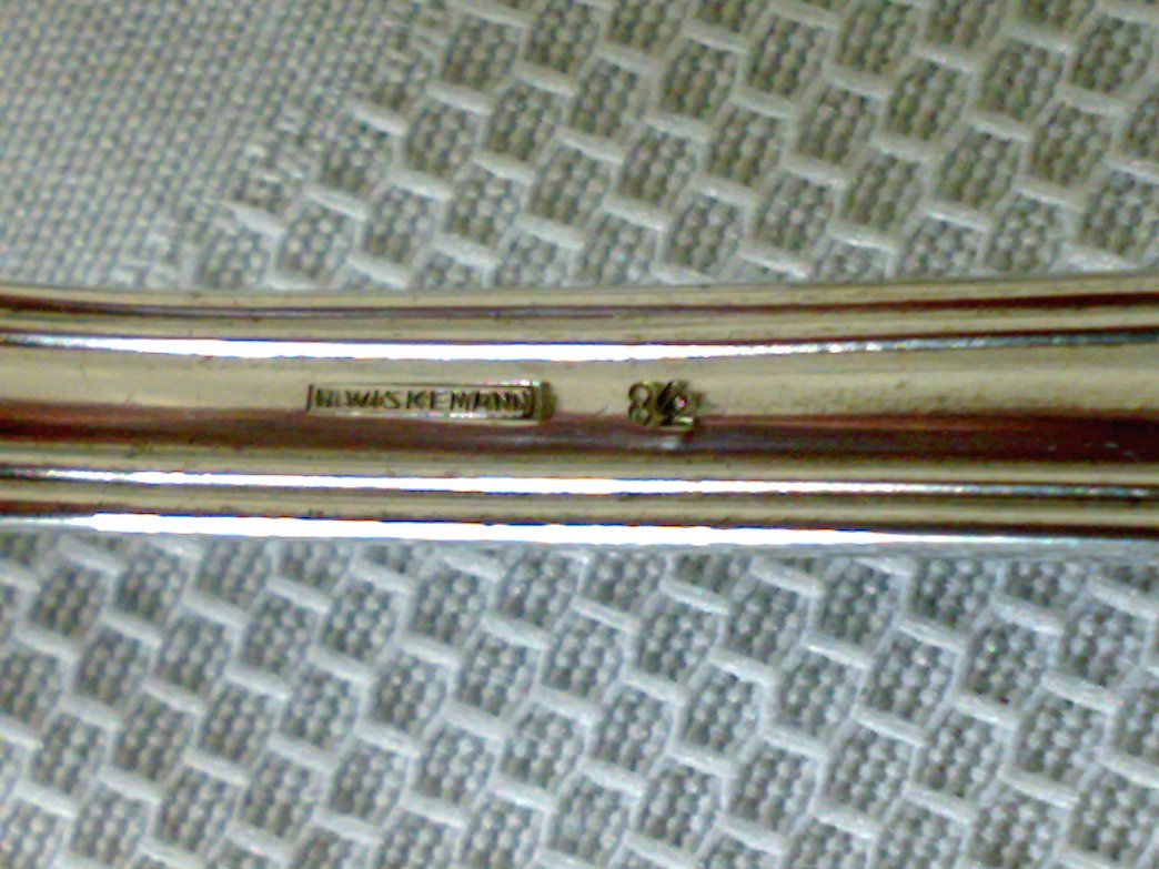 Stempel  Wiskemann dann eine 8 mit einem Zeichen dahinter.