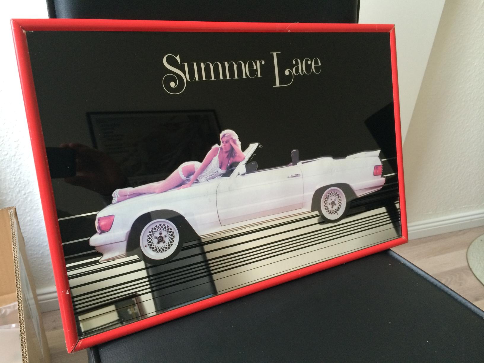 Summer Lace / Größe 30x46 <br /><br />Denke der Spiegel ist einfach nur Retro und spricht einen kleinen Teil von Sammlern an. Mich hat er angesprochen, weil mein Vater in seiner Bar exakt den gleichen hatte.<br />Weiß aber nicht, ob der sonst irgendeinen Wert hat ?!