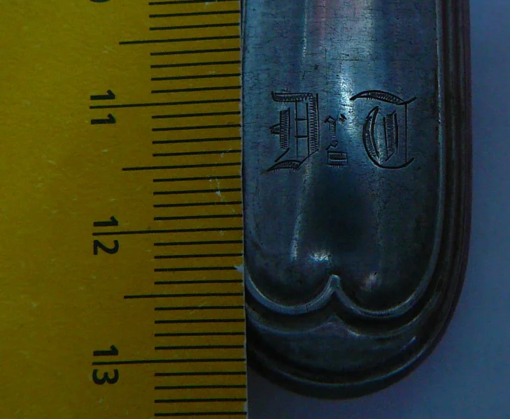 Monogramm Messer schraffiert P1210971.jpg
