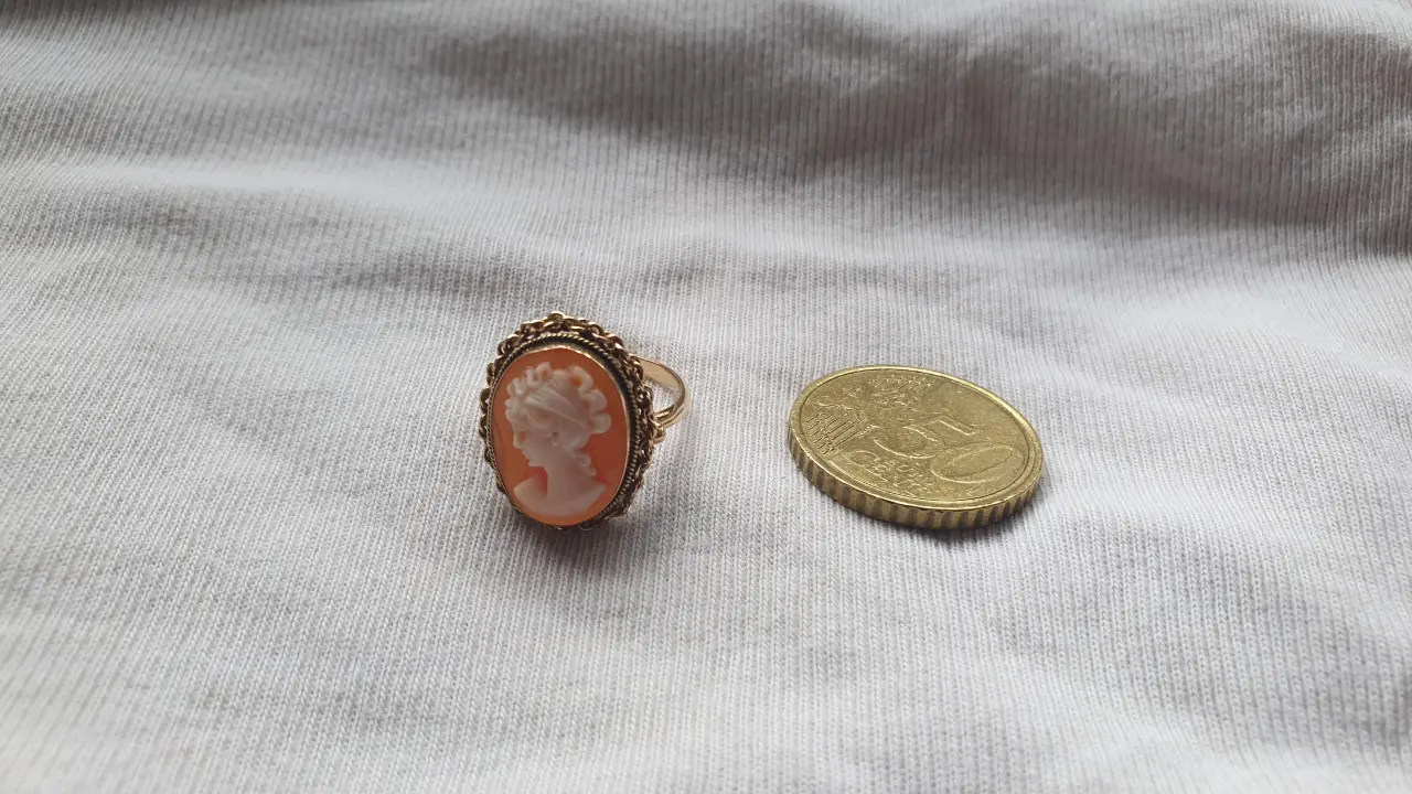 Moderner Goldring mit Gemme