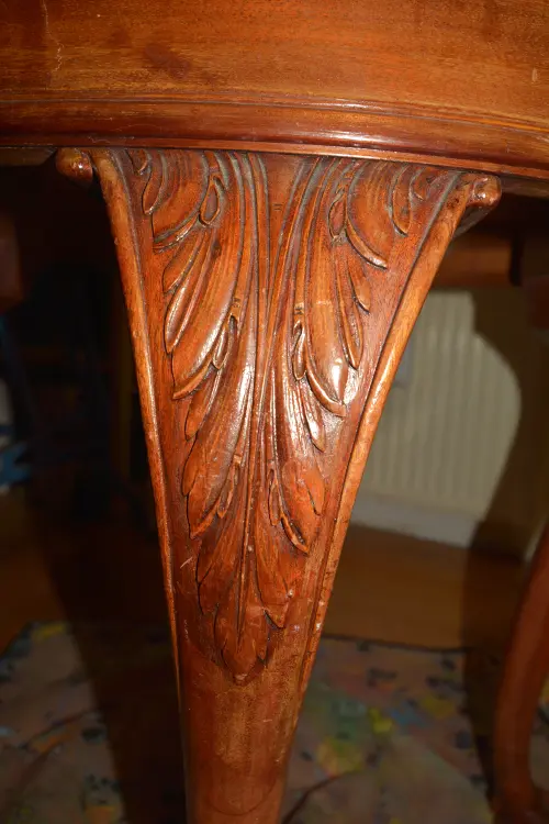 Verzierung am Tischbein.jpg