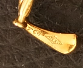 Goldstempel Brosche.jpg