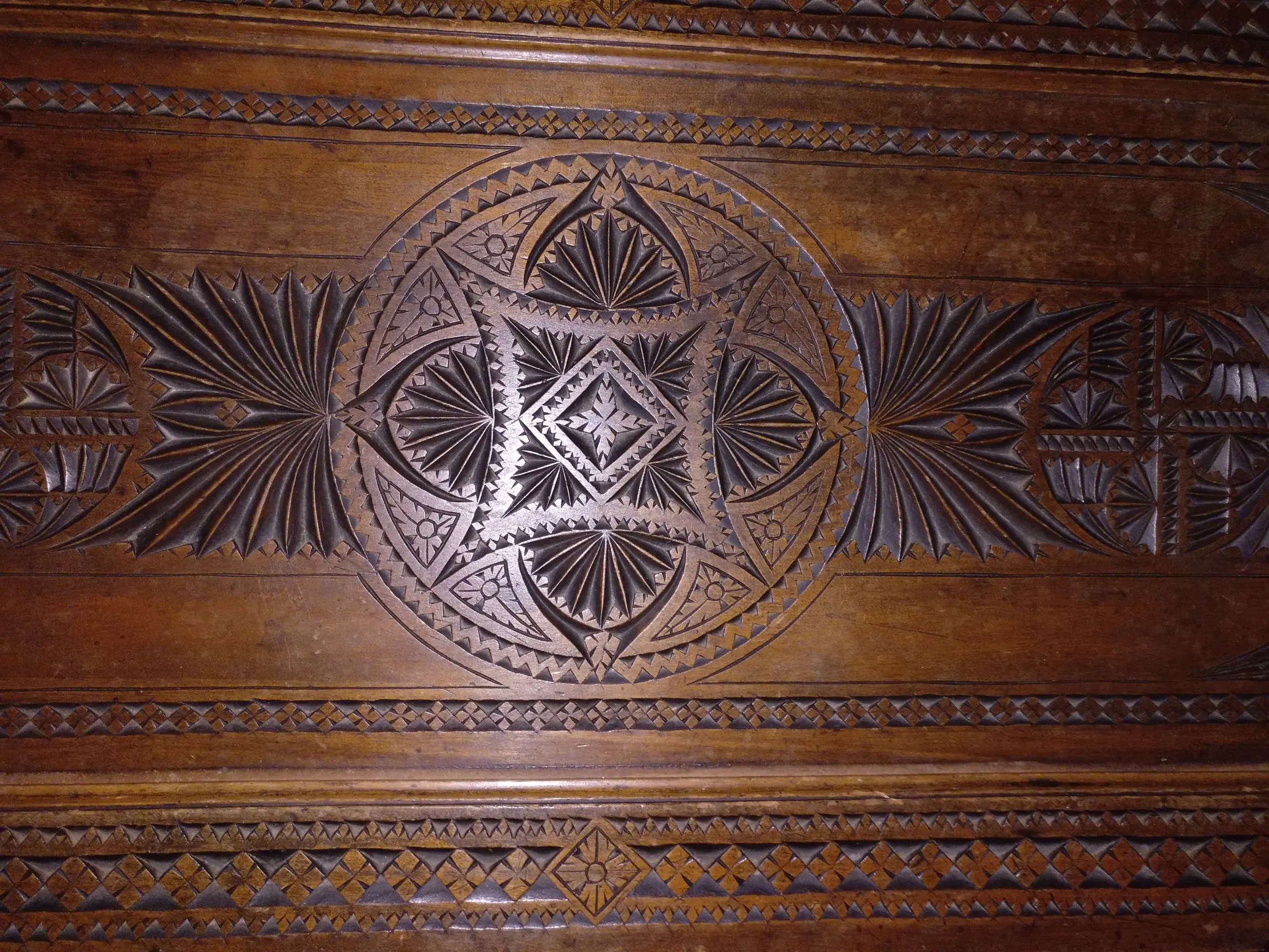 Truhendeckel mit Schnitzerein