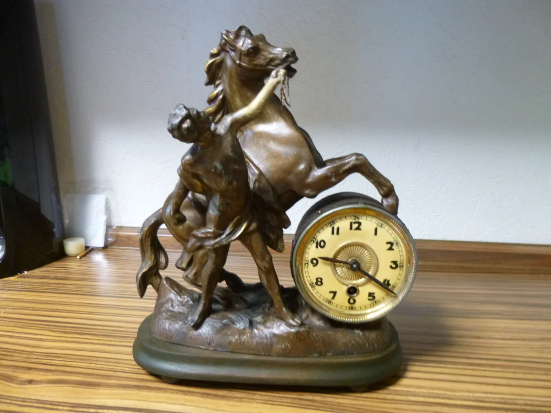 Uhr-aufbäumendes-Pferd.JPG