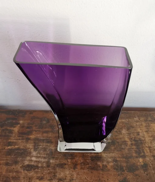 lila vierckige Vase.jpg