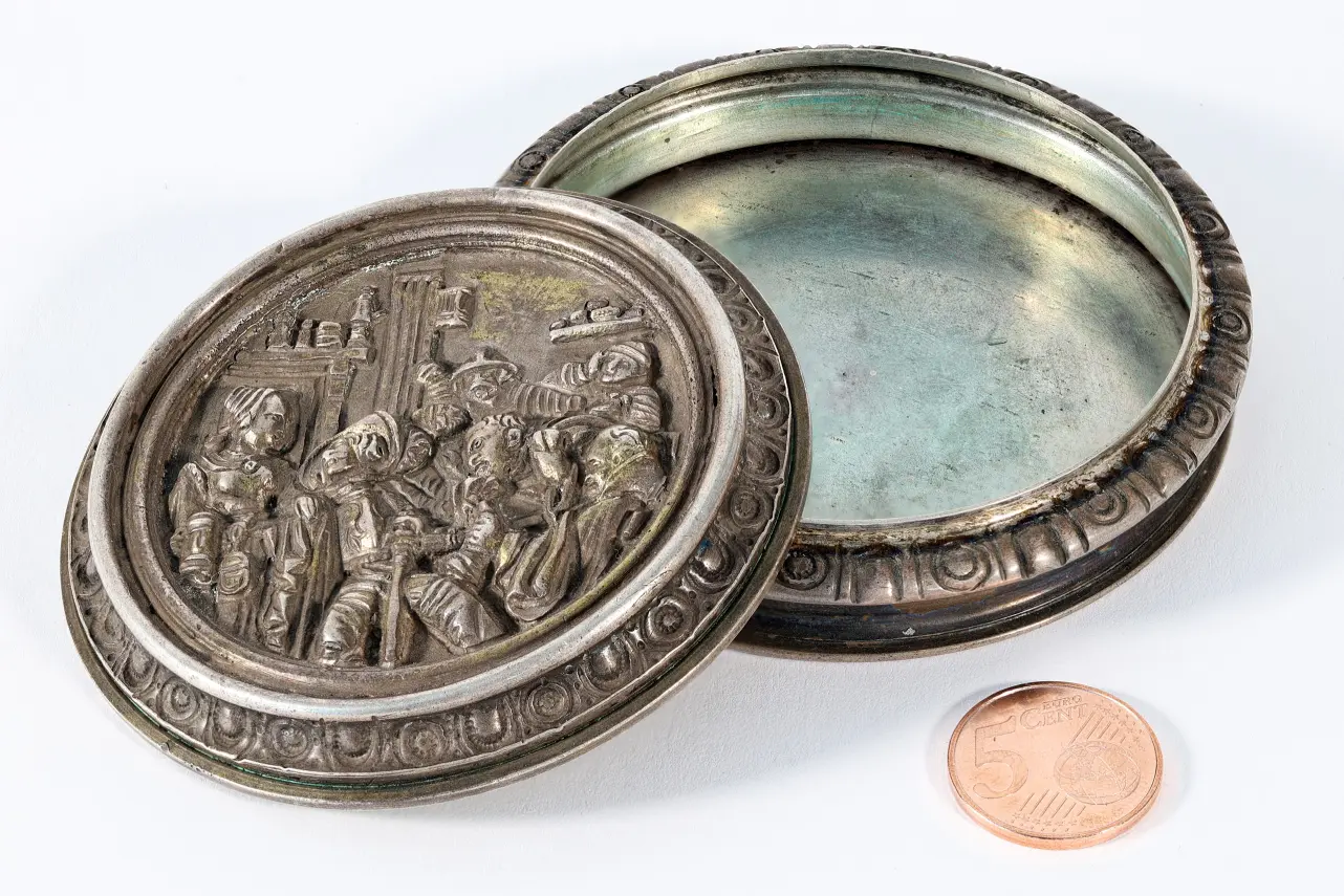 Silberdose mit Deckel.jpg