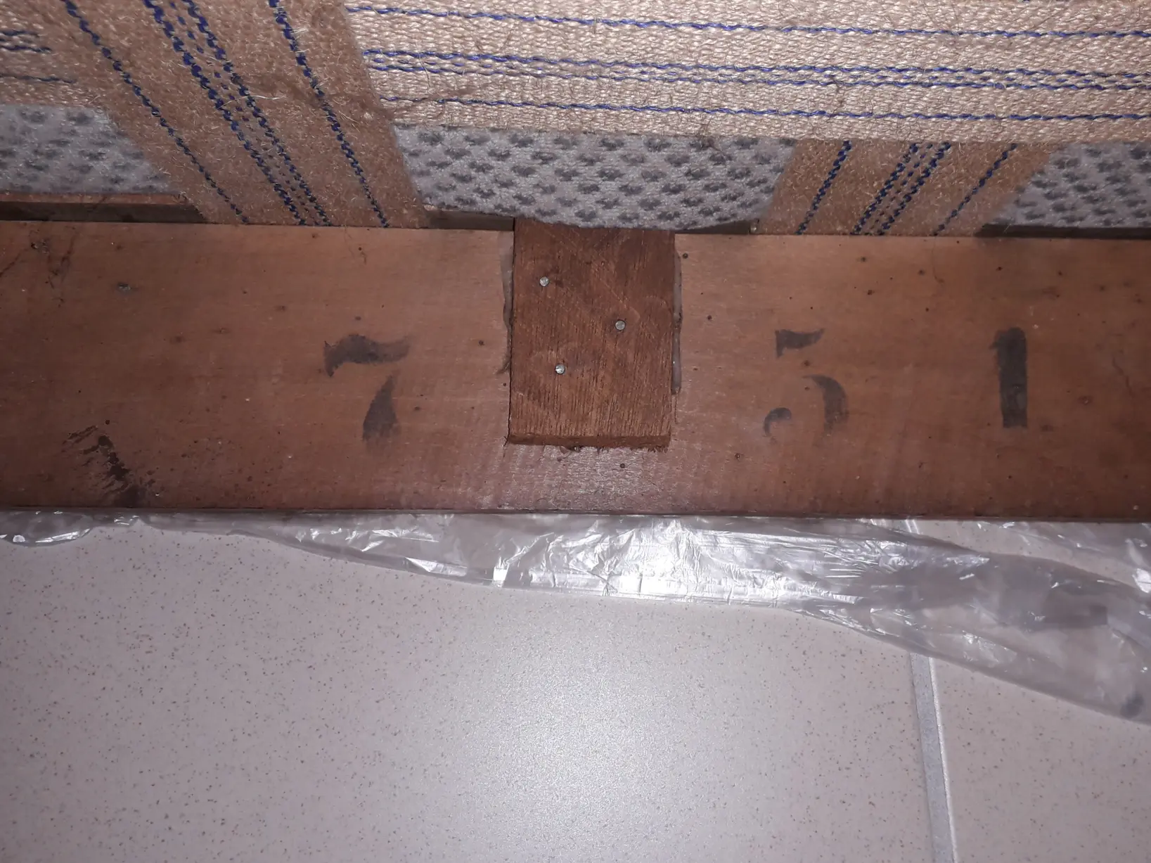 Unten mit Aufdruck