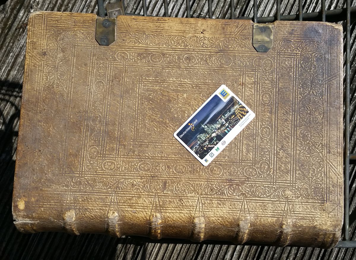 Hier mit einer Karte als Größenreferenz.