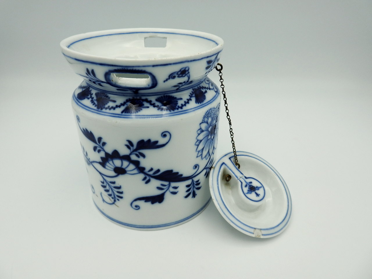 meissen  lidded box 006.JPG