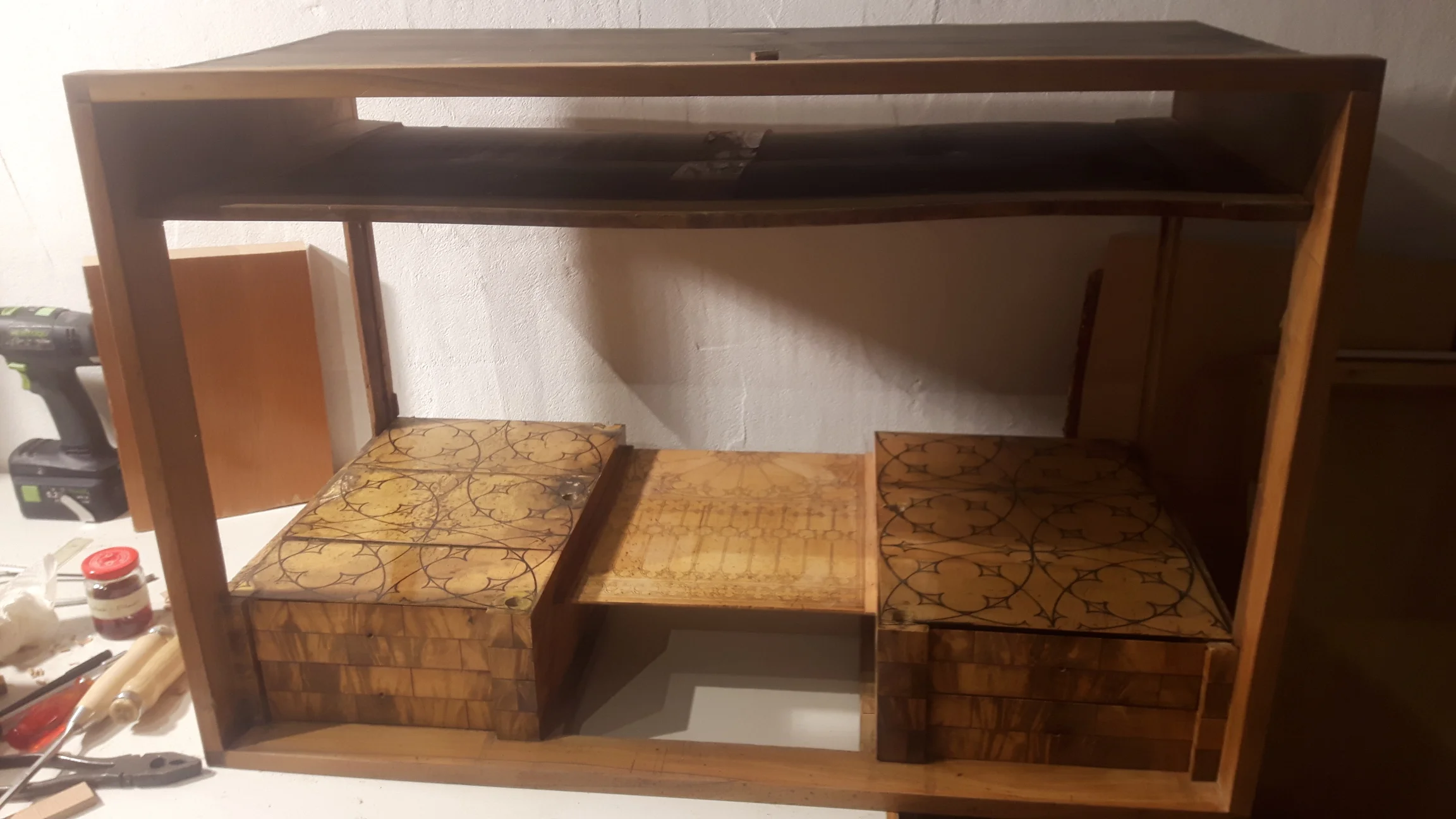 Das ist der Rahmen mit den Flächen, 4 Schulläden, Säulen, Spiegel und Geheimfach in der Treppe fehlen