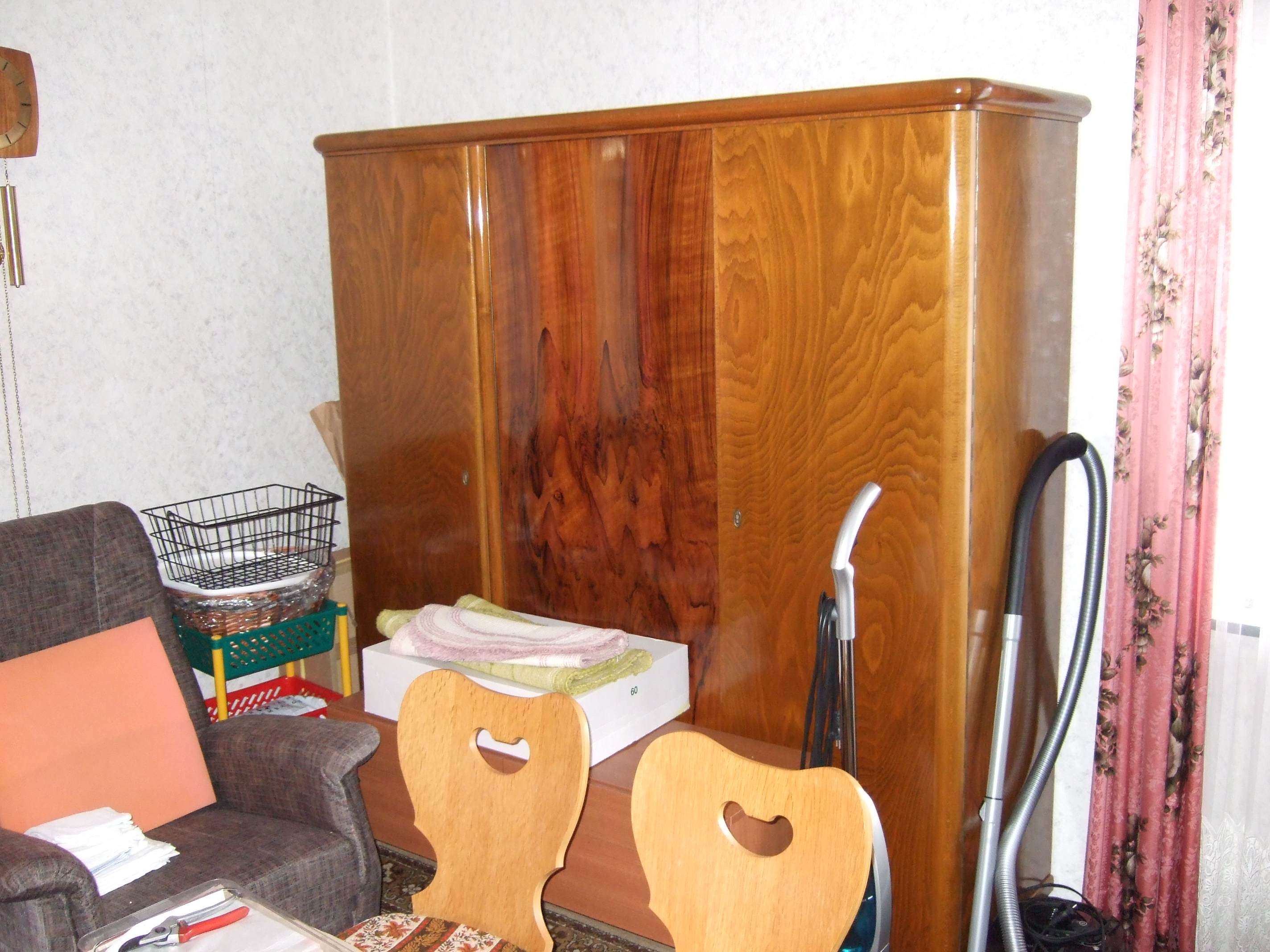 Kleiderschrank.jpg